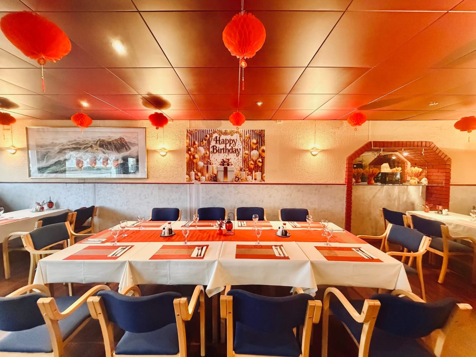 Restaurantlokalet hos Wong House pyntet for selskap med røde lykter